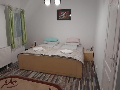 een slaapkamer met een bed met 2 kussens erop bij Olga house Deva in Deva