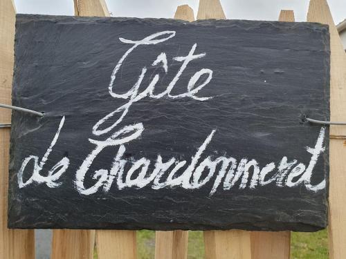 Ein Schild an einem Zaun, das sagt, das Leben sei kompliziert. in der Unterkunft Gîte Le Chardonneret 2 étoiles 4 personnes, Jugon les lacs, Côtes d'armor 