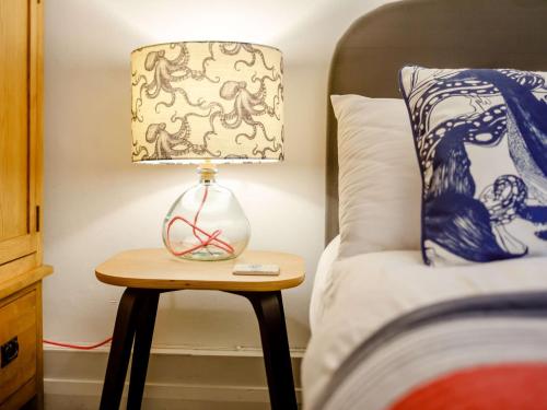 Katil atau katil-katil dalam bilik di 2 Bed in Downderry 89885