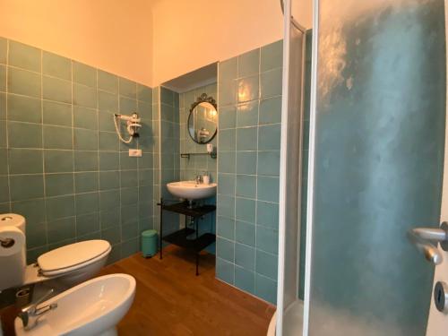 bagno con 2 servizi igienici, lavandino e doccia di Casa di Arianna alle Cinque Terre a Corniglia