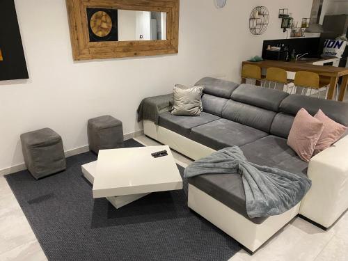 Photo de la galerie de l'établissement Appartement Lyon dans maison calme, à Feyzin