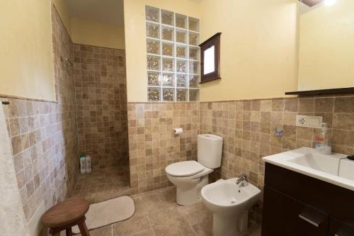 bagno con servizi igienici e lavandino di Rustic studio with private pool and private garden a Biniali