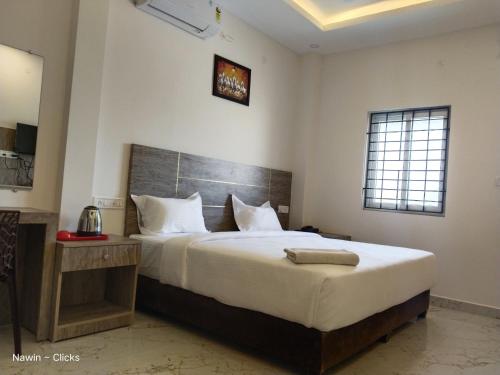 RedFox Hotel-T.Nagar في تشيناي: غرفة نوم بسرير كبير في غرفة