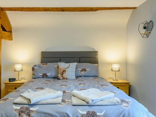 1 dormitorio con 1 cama con toallas en 1 Bed in Longtown 88510 en Llanveynoe