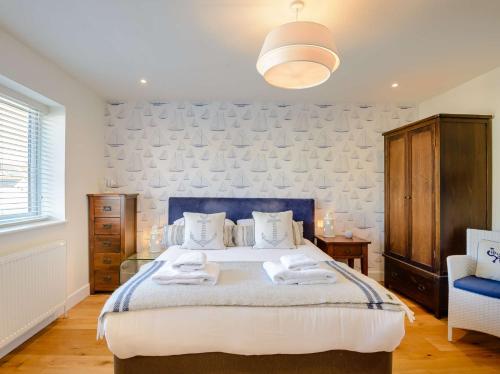 um quarto com uma cama com duas toalhas em 1 Bed in Hythe 89969 em Hythe