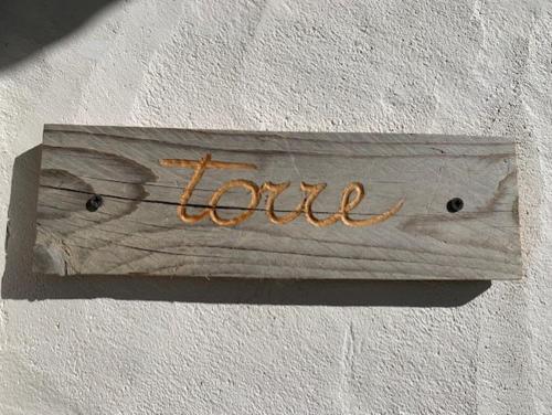 a wooden sign on a wall with the word idol at Pietra Pizzuta Country House in Torre deʼ Passeri