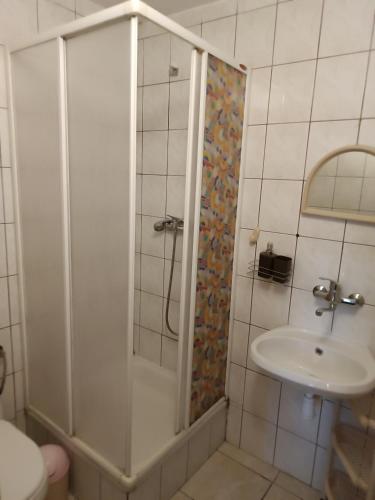 a bathroom with a shower and a sink at Pokoje Gościnne Wanda in Władysławowo