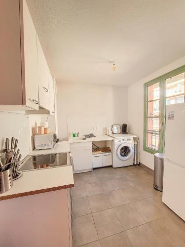 Il comprend une cuisine équipée d'un réfrigérateur blanc et d'un lave-linge. dans l'établissement Best Apart-Nice Port-Balcony, à Nice