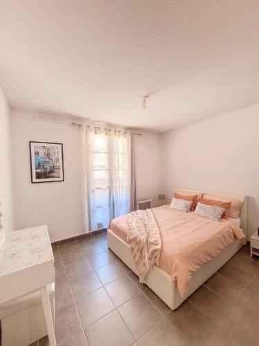 une chambre avec un grand lit et une fenêtre dans l'établissement Best Apart-Nice Port-Balcony, à Nice