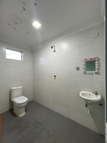 カンガーにあるHomestay Bunga Serojaのトイレと洗面台付きのバスルーム
