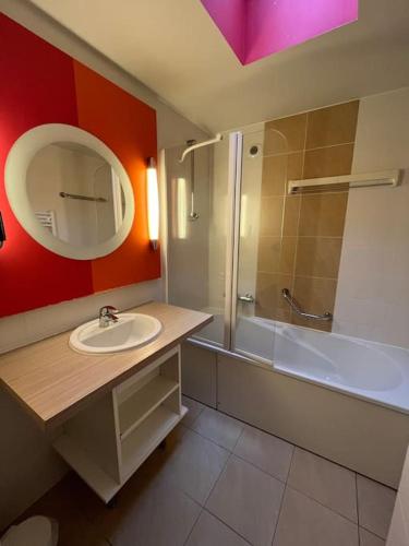 une salle de bain avec un lavabo, une douche et un miroir dans l'établissement Cottage 6p- Les hauts de Bruyères-234, à Chaumont-sur-Tharonne