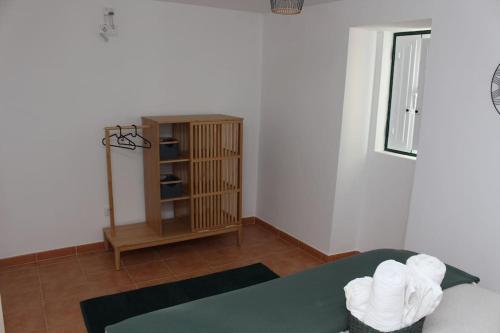 Giường trong phòng chung tại Casa do Riu
