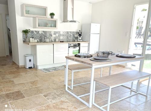 uma cozinha com mesa e cadeiras num quarto em Patio de Lea (web) em Mons