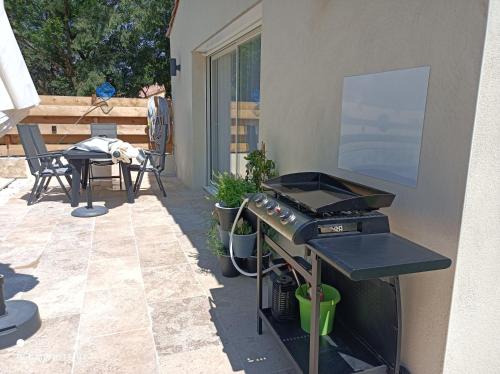 - un barbecue sur une terrasse avec une table et une chaise dans l'établissement Patio de Lea (web), à Mons