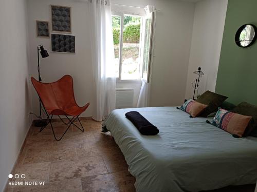um quarto com uma cama, uma cadeira e uma janela em Patio de Lea (web) em Mons