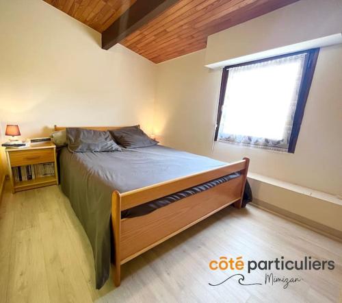 une chambre avec un grand lit et une fenêtre dans l'établissement Le Poséidon 56 - Apt T3 à deux pas de l'Océan, à Mimizan