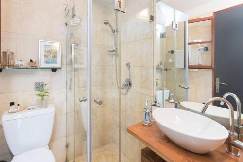een badkamer met een douche, een toilet en een wastafel bij Charming New Apt in Jaffa Near Sea in Tel Aviv