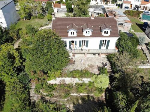 uma vista aérea de uma grande casa branca em Magnifique maison au cœur d'un jardin paysager em Breuillet
