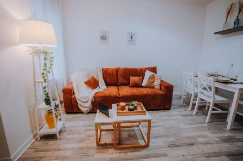 un salon avec un canapé et une table dans l'établissement Le Sainte-Hélène • Le Modernisme en Cœur de Ville, à Châteauroux