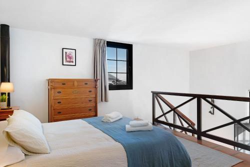 een slaapkamer met een bed met twee handdoeken erop bij Finca Emblemática - Nº6 Timbayba in La Vegueta