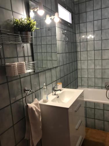 ein Badezimmer mit Waschbecken und Spiegel in der Unterkunft PRIMERA LINEA PEÑISMAR in Peñíscola