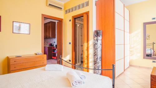 een slaapkamer met een bed en een houten deur bij Al Bivio Peschiera - Italian Homing in Peschiera del Garda