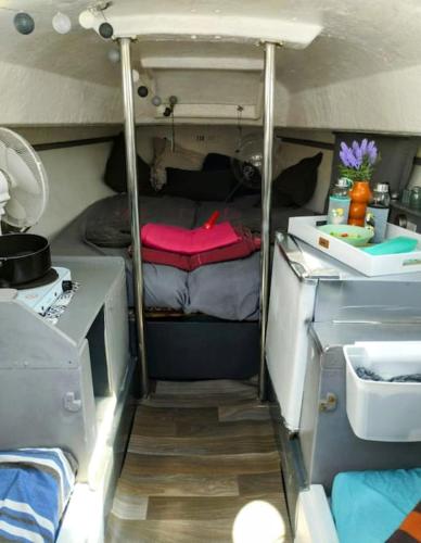 Cette petite chambre comprend des lits superposés et une cuisine. dans l'établissement Séjour voilier port de Gruissan, à Gruissan