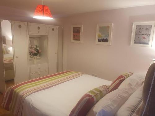Tempat tidur dalam kamar di Alt Mór House Garden Studio-Self Catering Sleeps 2