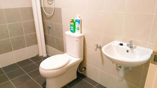 Un baño de Kulai Apartment 3BR-5BR near IOI, Aeon and Senai Airport