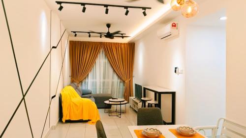 uma sala de estar com uma cadeira amarela e um sofá em Kulai Apartment 5BR11Pax near IOI, Aeon and Senai Airport em Kulai