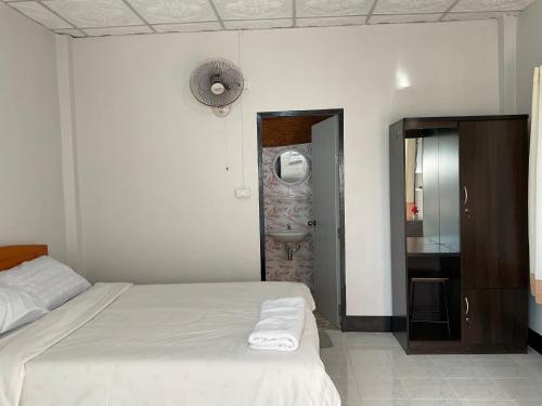 a bedroom with a bed and a bathroom with a sink at Bansuan viewpai in Pai