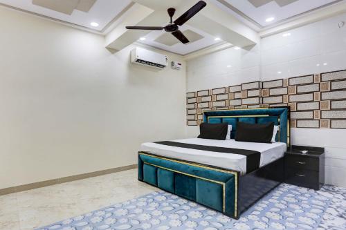 1 dormitorio con 1 cama y ventilador de techo en OYO Flagship Hotel M. R Galaxy, en Kānpur