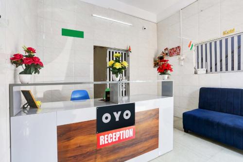 una oficina con recepción y sofá azul en OYO Flagship Hotel M. R Galaxy en Kānpur