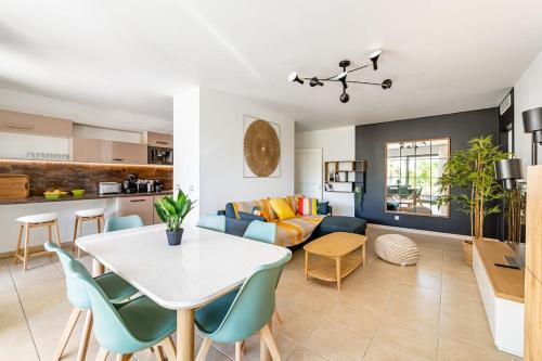 un salon avec une table et un canapé dans l'établissement Chez Viviane appartement parking/ Classé 4 *, à La Ciotat
