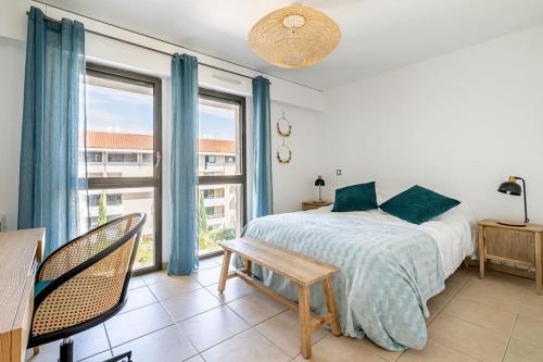 une chambre avec un lit et une grande fenêtre dans l'établissement Chez Viviane appartement parking/ Classé 4 *, à La Ciotat