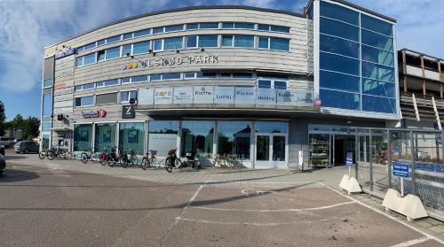 騰斯貝格的住宿－Lys nyoppusset leilighet，一座建筑前面停放着自行车
