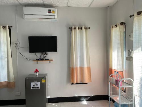 a room with a flat screen tv on a wall at Bansuan viewpai in Pai