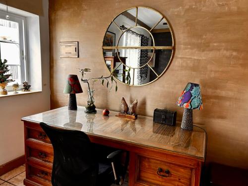 escritorio de madera con espejo en la pared en At Micha’s, en Fgura