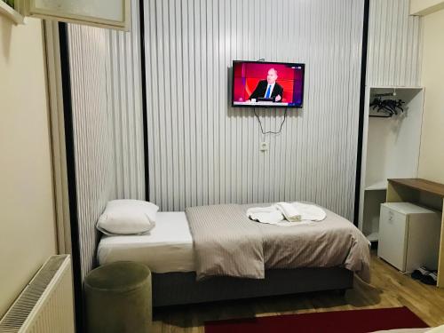 伊斯坦布尔Halil Bey Konağı的一间设有床铺和墙上电视的房间
