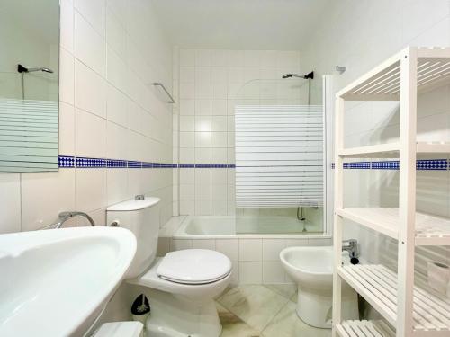 La salle de bains est pourvue de toilettes, d'une baignoire et d'un lavabo. dans l'établissement Ipanema Costa - Islantilla, à Islantilla