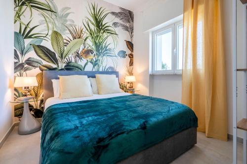 una camera da letto con un grande letto con una coperta blu di Villa del Mar-seaside modern living a Torre a Mare