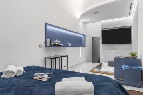 - une chambre avec un lit, une baignoire et une télévision dans l'établissement I Cappuccini Suite, à Palerme