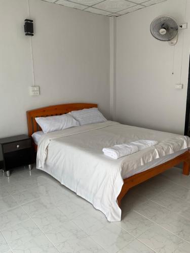 a bedroom with a bed with two towels on it at Bansuan viewpai in Pai