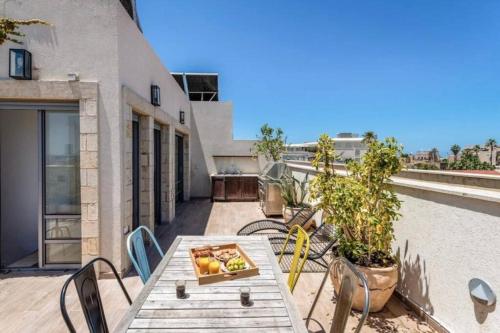 MAMAD Seaside Luxury 3BR with Rooftop and Parking