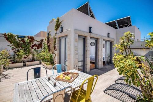 MAMAD Seaside Luxury 3BR with Rooftop and Parking