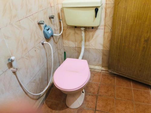 La salle de bains est pourvue d'une douche et de toilettes. dans l'établissement PCU, à Trincomalee