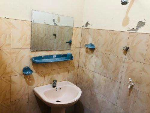 La salle de bains est pourvue d'un lavabo et d'un miroir. dans l'établissement PCU, à Trincomalee