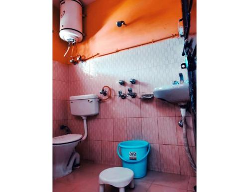 a bathroom with a toilet and a sink at Morning Calm Homestay, Joshimath in Joshīmath