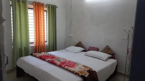Tempat tidur dalam kamar di Agasthyamadam Homestay