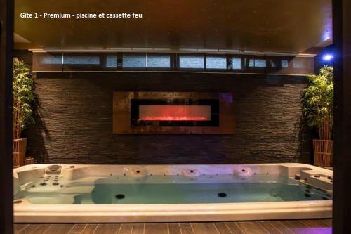 スプリモンにあるSuite Wellnessの暖炉付きの客室内のバスタブ